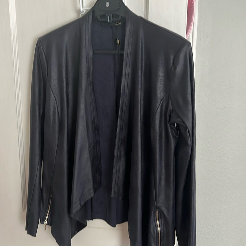 aM black jacket. Zip up bottom sides. Sz t2. Polyester/elasthanne-